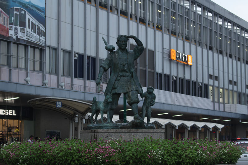岡山駅前 桃太郎像