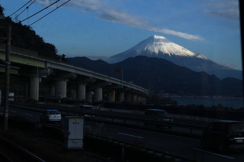 富士山と東名 東海道線上り前面車窓(313系) 興津→由比 161216-0804