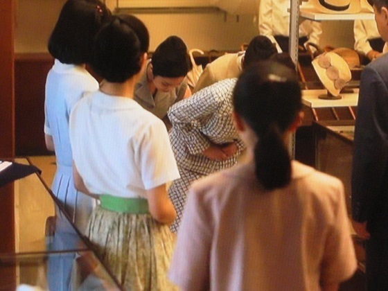 #NHK 「朝ドラ」売り子３人、真ん中が「 #朝鮮 式 #コンス 」でお辞儀。…この時代にこんなお辞儀をするはずが無い。NHKに侵入した在日朝鮮人が受信料で日本文化を捻じ曲げる。