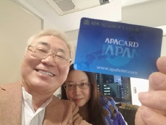 高須クリニック院長の高須克弥も、あえてアパホテルに宿泊した。アパホテル会員カード作成