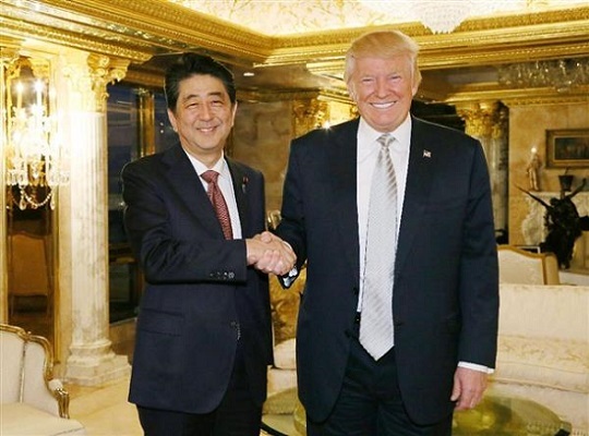 ２０１６年１１月、会談前にトランプ次期米大統領（右）と握手を交わす安倍首相＝ニューヨークのトランプタワー（内閣広報室提供・共同）