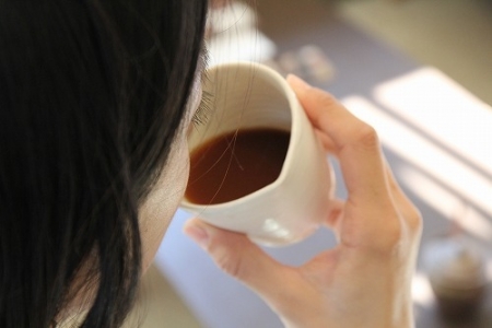 まずは陶器のカップでコーヒーを