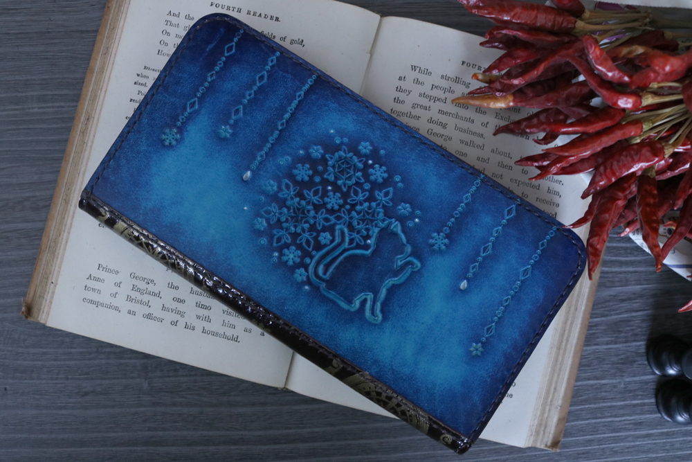 青い雪の結晶の洋古書風長財布