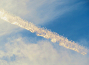 Cxd2IrGUoAA_dJ7飛行機雲が