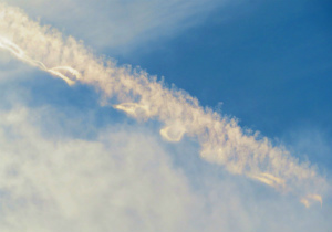 Cxd2IrGUcAA2dr2飛行機雲が