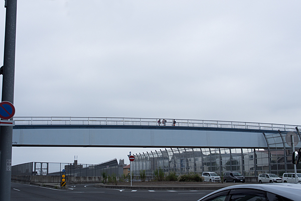 高針の歩道橋と小学生