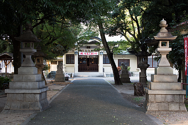 矢田六所神社拝殿前