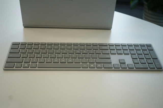マイクロソフト、Surface向けのBluetoothキーボード『Surface Keyboard 